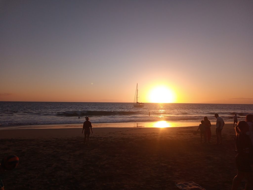 spiaggia hippie tramonto